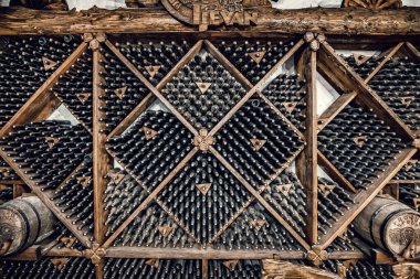 21 Mayıs 2021, Ijevan, Ermenistan: Yoğun tozla kaplı Ijevan markasının eski şarap şişeleri fabrikadaki dükkanda sergilenerek satıldı