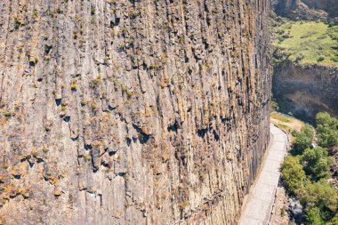 Ermenistan 'ın doğal harikasının havadan görünüşü - Azat Nehri Kanyonu' nun görkemli geçidi - Garni 'deki bir Taşlar Senfonisi veya Bazalt Sütunları