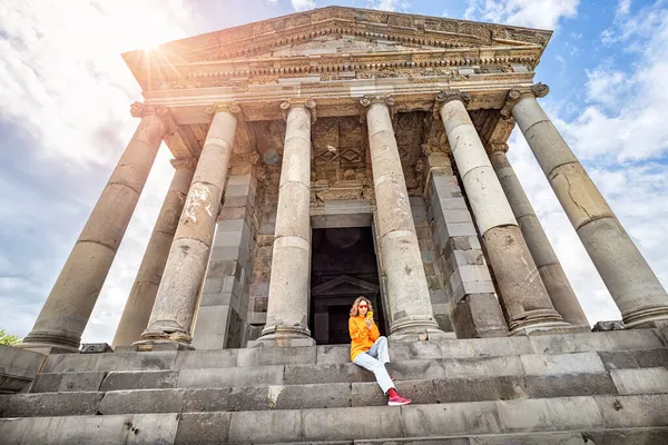 Una Mujer Feliz Viajera Los Escalones Del Templo Garni Armenia — Foto de Stock