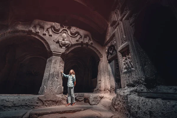 Mujer Viajera Explora Interior Místico Sala Principal Del Monasterio Geghard — Foto de Stock