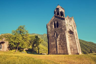 Kilise ve çan kulesi Ermenistan 'daki Haghpat Manastırı' nın bölgesinde tek başına duruyor. Gezi ve hac konsepti