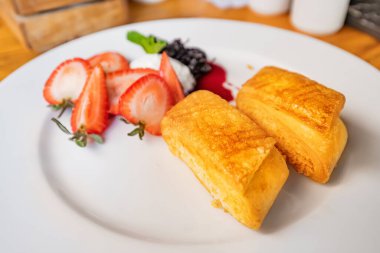 Elmalı turta, tatlı çilek ve dut ve krem şantili bir tatlı. Aşırı şeker ve kalorili zararlı tatlı yiyecek kavramı