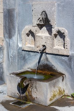 Dışarıdaki maden suyu kaynağı. Şehir caddesinde saf ve içilebilir bir çeşme.