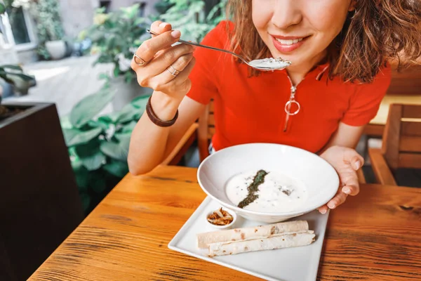 Kobieta Jedząca Tradycyjne Dania Kuchni Ormiańskiej Zupa Uzdrowiskowa Sfermentowanego Jogurtu — Zdjęcie stockowe