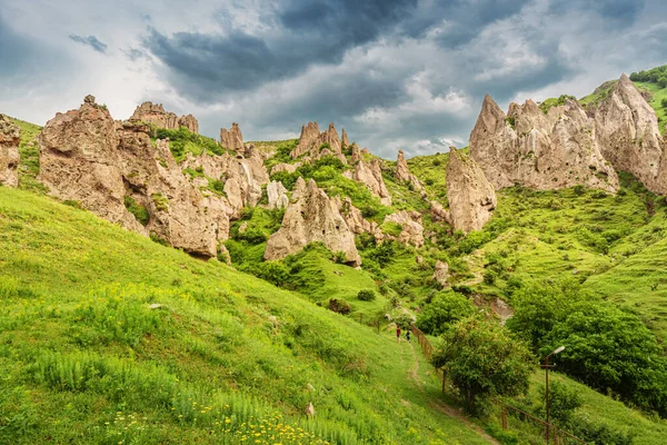 Yumuşak Kumlu Kayalardan Oyulmuş Bir Şehirdeki Antik Mağara Evleri Ermenistan — Stok fotoğraf