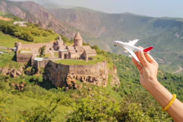 수니크에 타테프 수도원을 배경으로 장난감 비행기를 가지고 아르메니아에서의 항공편의 — 스톡 사진