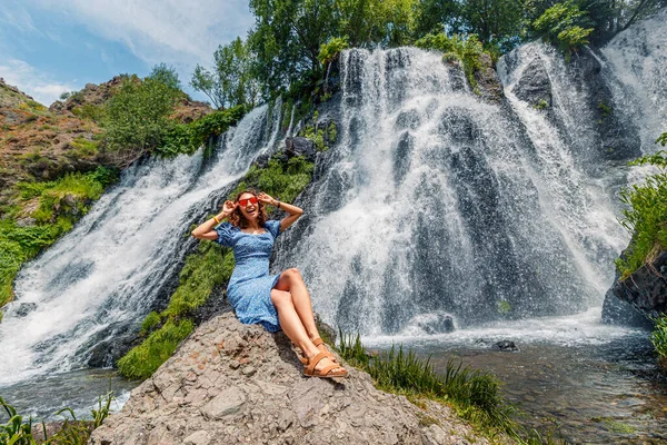 Happy Female Traveler Resting Beautiful Large Shaki Waterfall Armenia Fresh — Stock Photo, Image