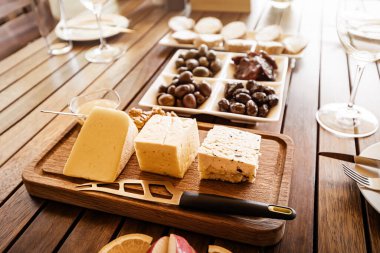 Şenlik masası şaraphanede lezzetli atıştırmalıklar, meyveler, çeşitli peynirler ve zeytinlerle servis edilir. Şarap turuna hazır mısınız?