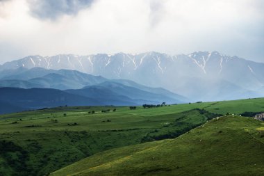 Kafkasya dağlarında yaklaşan bir fırtına. Ruh hali ve hava durumu kavramları