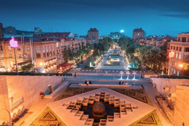 24 Mayıs 2021, Erivan, Ermenistan: Şelale anıtından Erivan 'ın akşam kent manzarasına gece görüşü