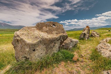 Carahunge ya da Ermeni Stonehenge - antik çağlarda bilinmeyen ve mistik bir amacı olan arkeolojik bir alan.
