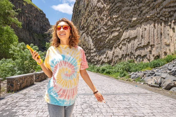 Žena Smartphonem Kráčí Podél Rokle Garni Arménii Slavnými Čedičovými Sloupy — Stock fotografie