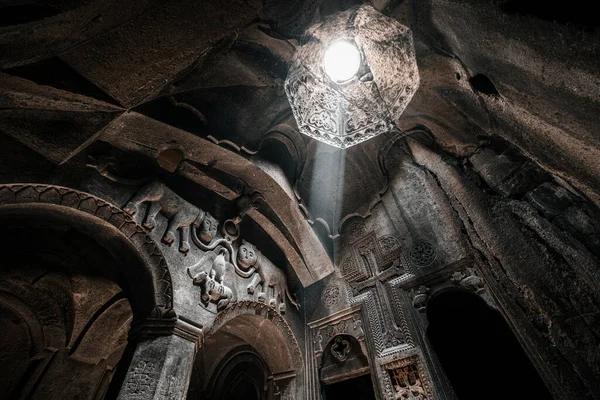 Interior Del Famoso Monasterio Geghard Armenia Rayo Luz Ilumina Antiguas —  Fotos de Stock