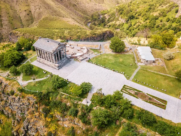 Вид Воздуха Знаменитый Храм Гарни Армении Расположенный Краю Величественного Ущелья — стоковое фото