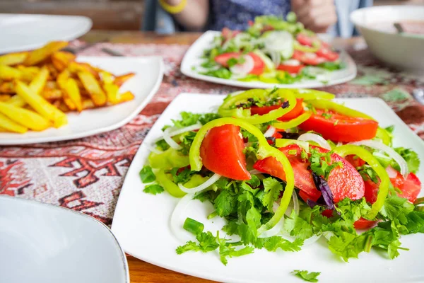 Una Semplice Insalata Estiva Con Pomodori Verdure Uno Spuntino Salutare — Foto Stock