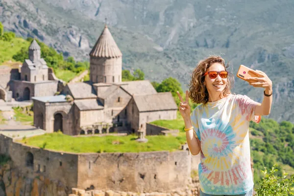 Mutlu Kadın Turist Ünlü Ermeni Tatev Manastırı Nın Arka Planında — Stok fotoğraf