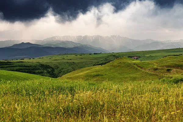 Zbliża Się Burza Polu Rolniczym Górach Pojęcia Dotyczące Nastrojów Pogody — Zdjęcie stockowe