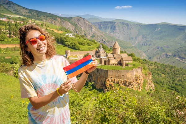 Mutlu Gezgin Kız Ermeni Ulusal Bayrağıyla Syunik Ana Turistik Merkezi — Stok fotoğraf