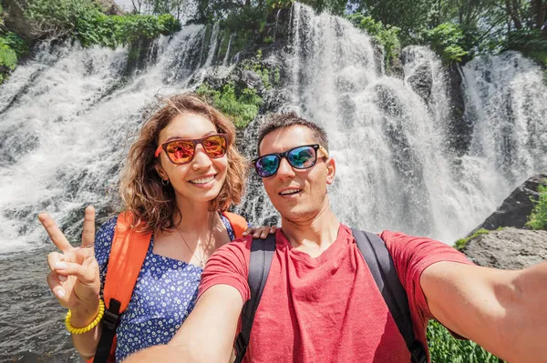 Ein Mann Und Seine Freundin Machen Ein Selfie Vor Der — Stockfoto