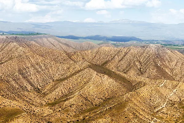 在气候干旱 土壤无水的亚洲国家 有折叠的高山和稀疏的灌木的沙漠景观 极端地形墙纸 — 图库照片