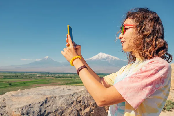 Turistka Vyhlídkovém Místě Fotografování Selfie Svém Smartphonu Slavném Mountain Ararat — Stock fotografie