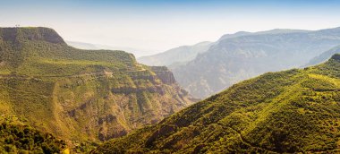 Ünlü Tatev manastırının yakınındaki Vorotan Nehri dağ geçidine panoramik bir manzara. Ermenistan 'ın inanılmaz doğa ve manzaraları