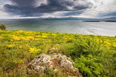 Fırtınalı havada dramatik bir manzara Sevan Gölü 'nde güçlü bir rüzgar. Ermenistan 'da doğal seyahat yerleri