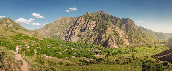 Vista Panorámica Las Montañas Reserva Natural Yeghegis Una Excursionista Camina — Foto de Stock