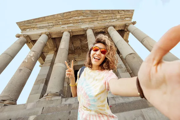 Gelukkige Vrouwelijke Toerist Neemt Een Selfie Foto Tegen Achtergrond Van — Stockfoto