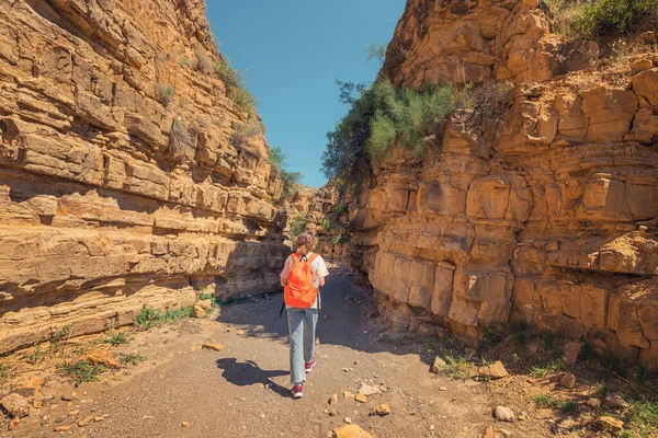 Mujer Joven Con Mochila Camina Largo Una Ruta Cañón Desierto — Foto de Stock