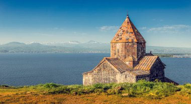 Peninsula 'dan Sevanavank Manastırı' na ve güneşli havalarda ünlü Sevan Gölü manzaralı şapele kadar uzanan bir panorama.