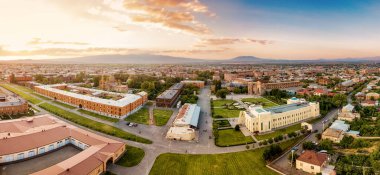 Etchmiadzin 'in büyük ve ünlü bir kompleksinin havadan görünüşü bir eğitim semineri ve tüm Ermenilerin Yüksek Katolikleri ve Vagharshapat' ta bir manastır barındırıyor..