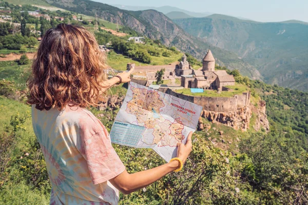 Mayıs 2021 Tatev Ermenistan Kadın Haritadaki Yakın Manzaraya Bakıyor Arka — Stok fotoğraf