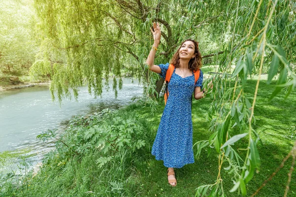 Žena Kráčí Idylickém Vrbovém Lese Břehu Malé Řeky Relaxační Venkovní — Stock fotografie
