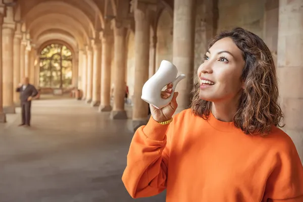 Felice Donna Asiatica Beve Acqua Minerale Sana Termale Una Delle — Foto Stock