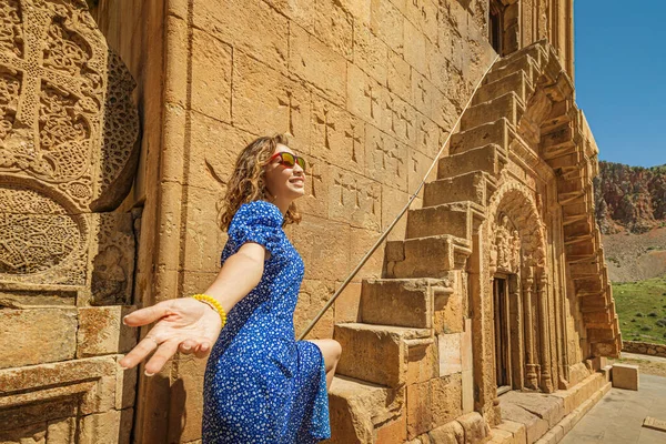 Sígueme Las Atracciones Turísticas Armenia Mujer Feliz Viajero Vestido Azul — Foto de Stock