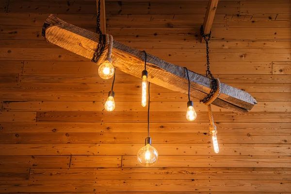 Vintage Żarówki Tworzenia Atmosfery Lampy Wnętrzu Drewnianego Domu — Zdjęcie stockowe