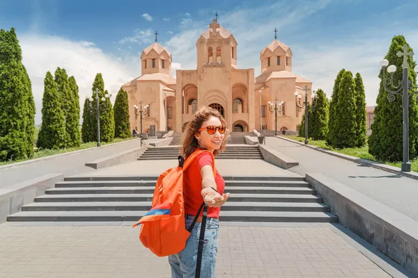 Ακολουθήστε Στα Τουριστικά Αξιοθέατα Του Ερεβάν Και Της Αρμενίας Γυναίκα — Φωτογραφία Αρχείου