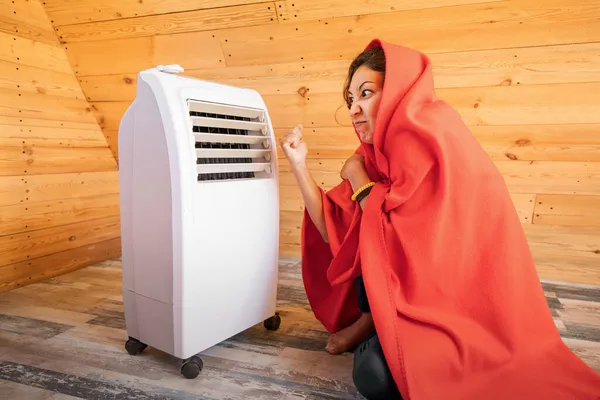 Calentador Eléctrico Rompió Invierno Enciende Una Mujer Enojada Congela Golpea — Foto de Stock