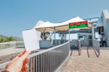 Teleferik için elinde boş bir bilet. Turistlerin yazın dağlardaki gözlem güvertesine ya da şehirdeki ulaşımlarına erişimi