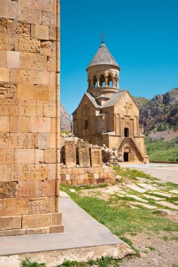 Meşhur Noravank Manastırı 'nda iki kilise var. Kızıl taşlı, pitoresk bir dağ geçidinde. Hac ve turist gezileri için popüler bir yer.