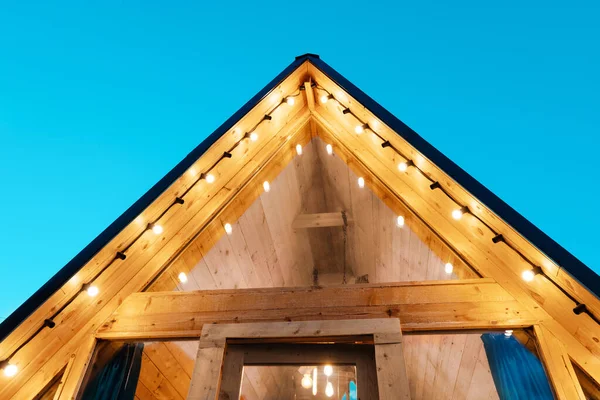 Střecha Girlandovými Světly Malého Dřevěného Domku Skleněnými Dveřmi Oknem Koncept — Stock fotografie
