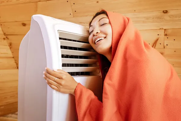 Mujer Divertida Calienta Radiador Eléctrico Casa Madera Invierno Envuelto Una — Foto de Stock