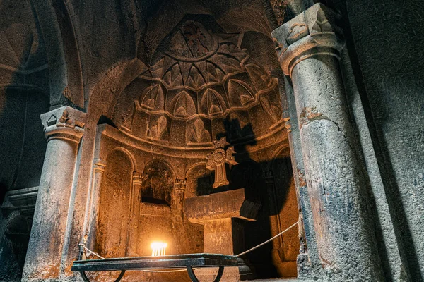 Altar Con Velas Encendidas Una Cruz Piedra Interior Iglesia Monasterio —  Fotos de Stock