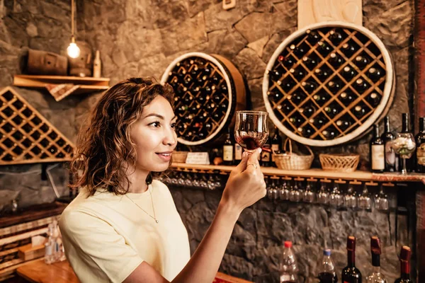 Asian Woman Tastes Analyzes Wine Cellar Local Winery Concept Tours — Stock Photo, Image