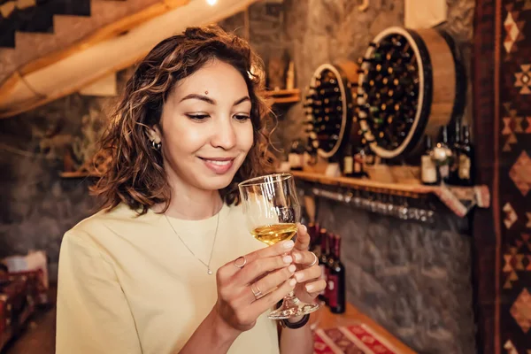 Asian Woman Tastes Analyzes White Wine Cellar Local Winery Concept — Stock Photo, Image