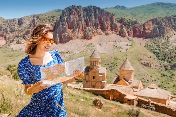 Radosna Kobieta Patrzy Najbliższe Zabytki Mapie Ormiańskim Starożytnym Klasztorem Noravank — Zdjęcie stockowe