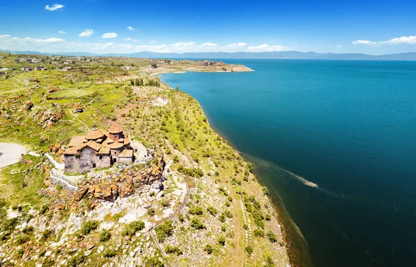 Вигляд Повітря Знаменитий Стародавній Монастир Айраванк Вірменії Мальовничим Озером Севан — стокове фото