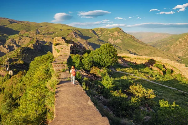 Девушка Путешествует Руинам Древней Крепости Смбатаберд Армении Потрясающий Вид Близлежащие — стоковое фото