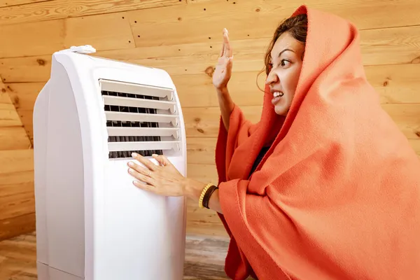 Calentador Eléctrico Rompió Invierno Enciende Una Mujer Enojada Congela Golpea — Foto de Stock